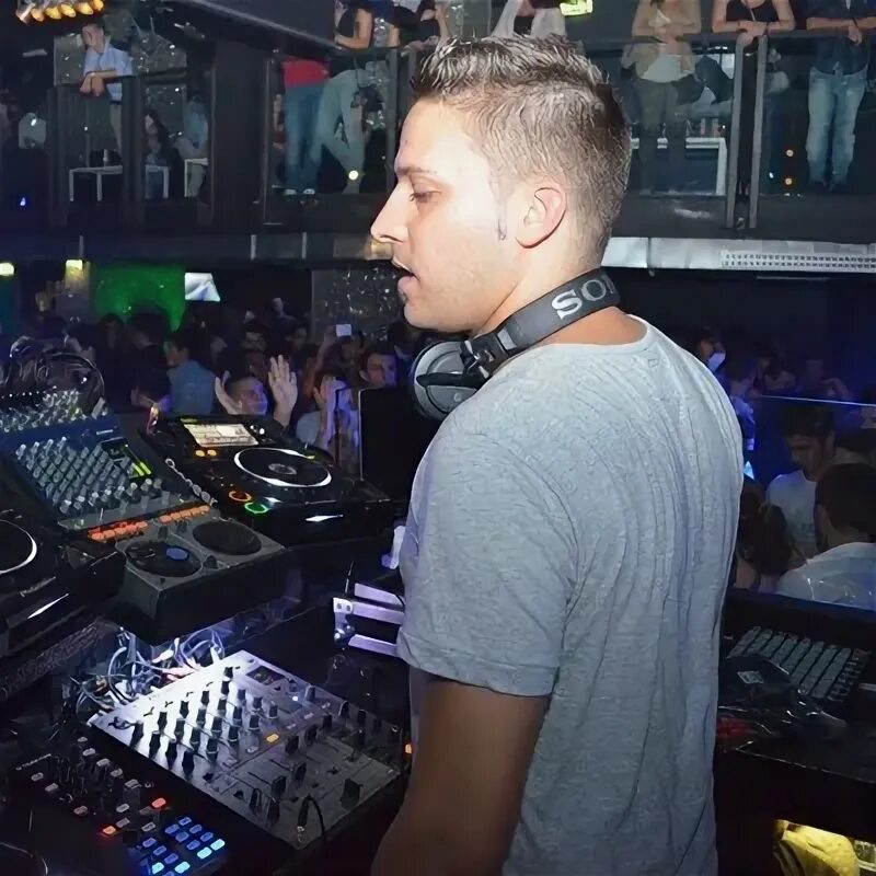 Turn me on. Dj sing. Спортивный диджей. Dj sing. Выступление диджея.