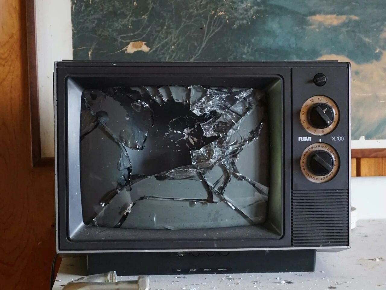 Старый телевизор. Разбитый телевизор. Экран старого телевизора. Разбитый старый телевизор.