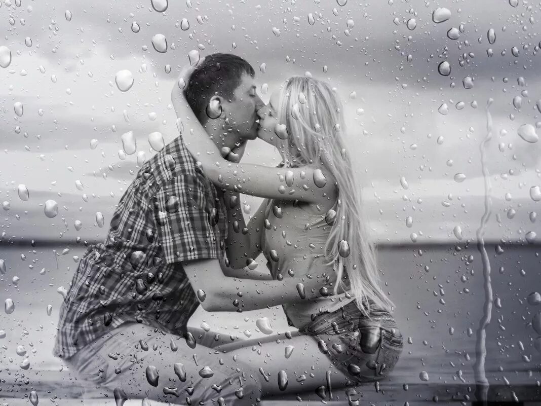 дождливо. шоу танцы на воде. лужа в городе. лето дождь. ливень летом.