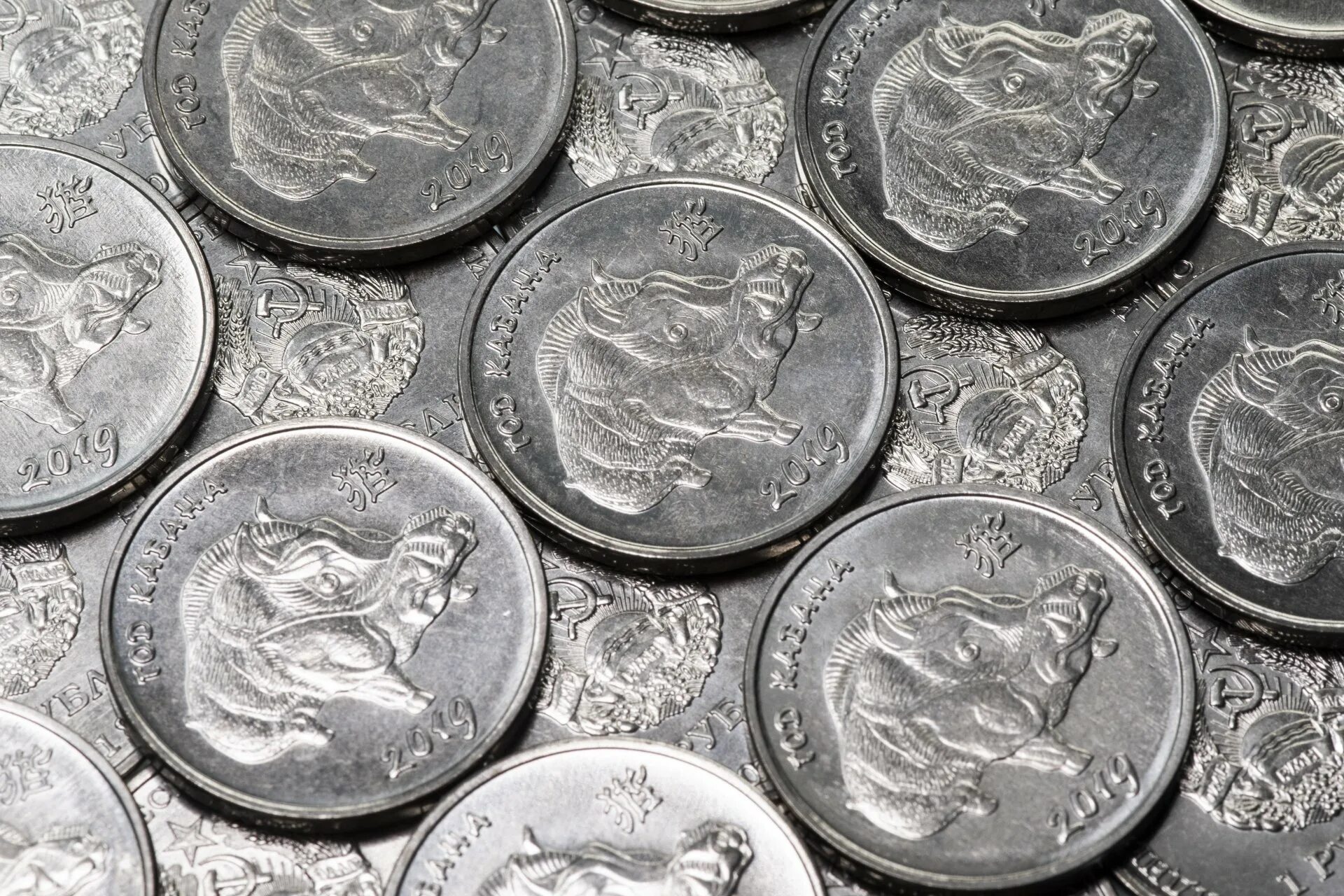 Купить серебряные монеты цены. Серебряная монета. Монеты из серебра. Монетка серебро. Куча серебряных монет.