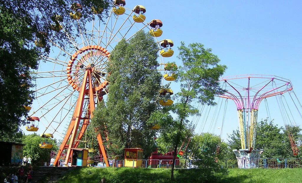 Парк культуры 1 мая. Парк им. первого мая Луганск. Луганский парк 1 мая. Парк первого мая в Луганске аттракционы. Парк ЛНР 1 мая.