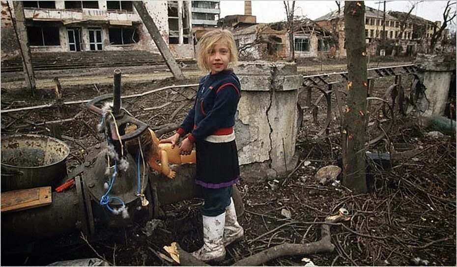 Мирные люди песня. Мирные жители в Грозном 1995. Разрушенный Грозный 1995.