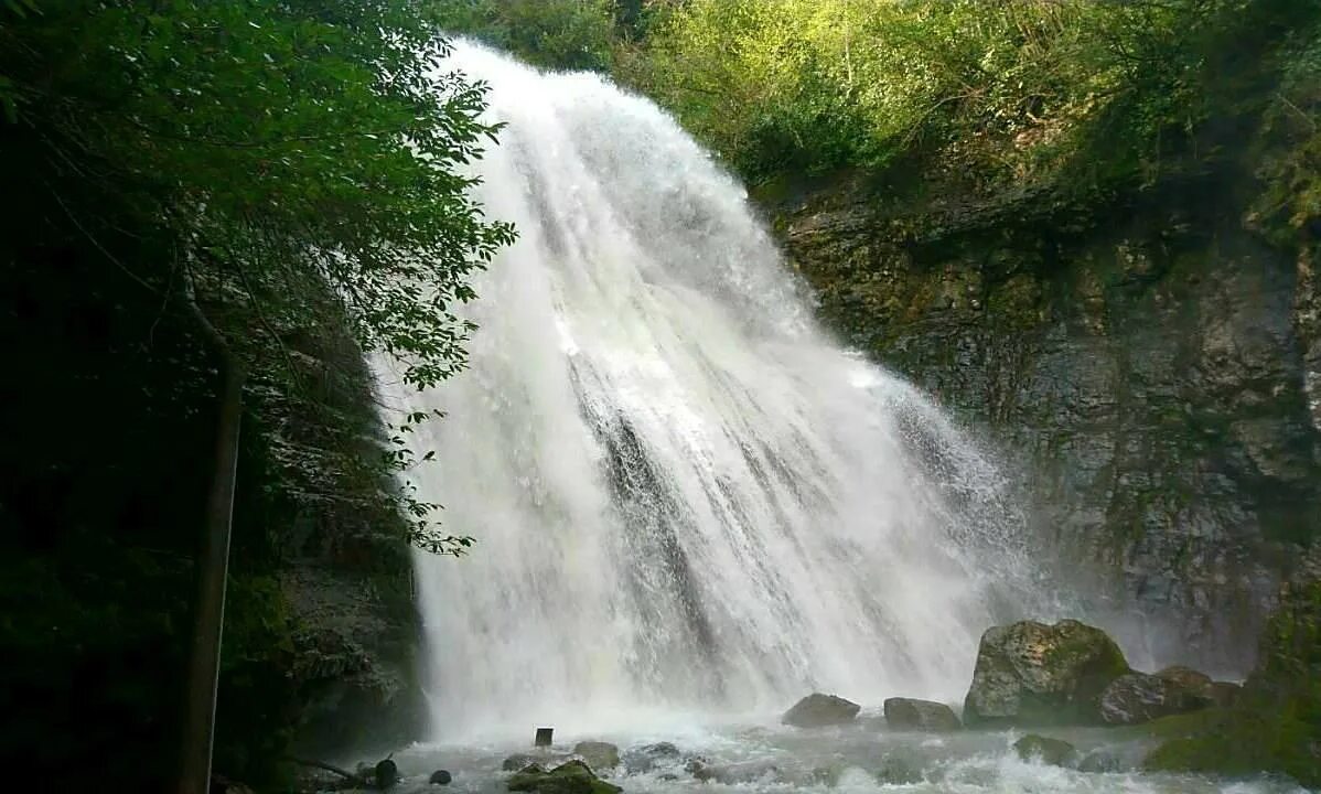 Водопады стоимость. Водопад золотоносец в Абхазии. Акармарский водопад Абхазия. Водопад великан в Абхазии.