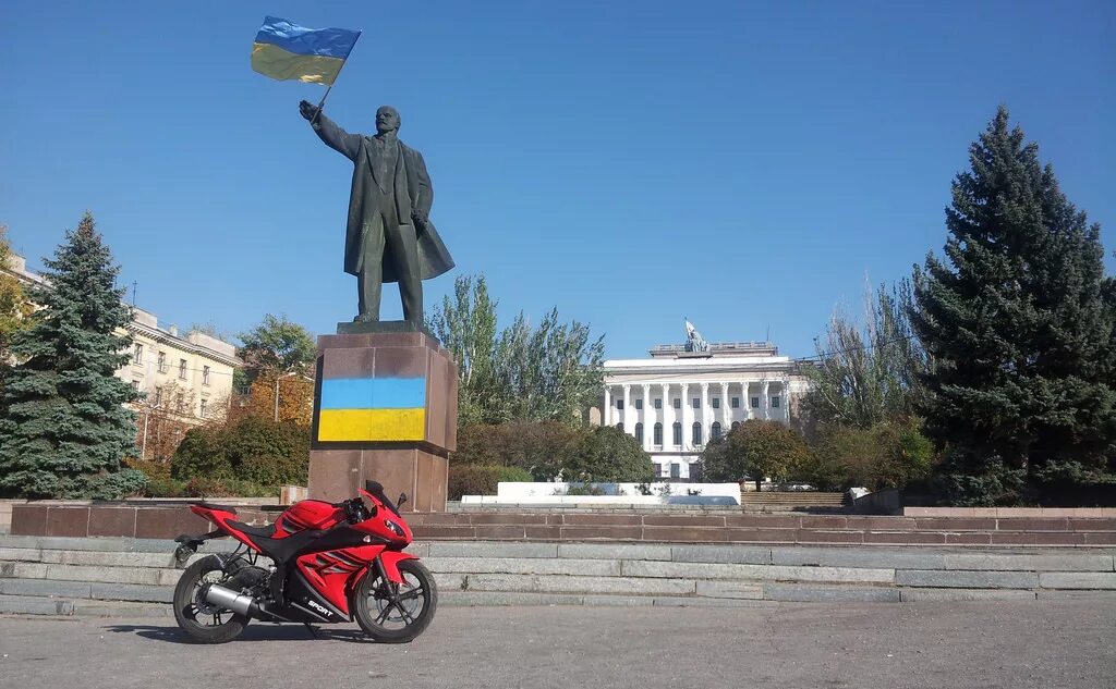 Марганец днепропетровской. Г.Марганец Днепропетровской обл. Украина г Марганец. Марганец город на Украине. Марганец Украина памятник Ленину.