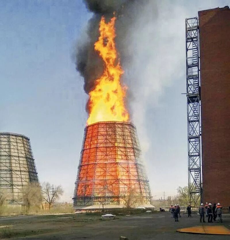 Удар по нлмк. Пожар градирня Орская ТЭЦ. Трубы ТЭЦ Орск. ТЭЦ Очаково градирни. Башни градирня ТЭЦ.