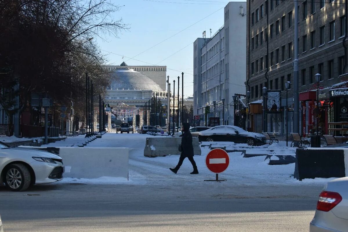 Новосибирск 18 ноября. Новый год на улице. Улица Ленина Новосибирск. Улицы Новосибирска в новый год. Ноябрь улица.