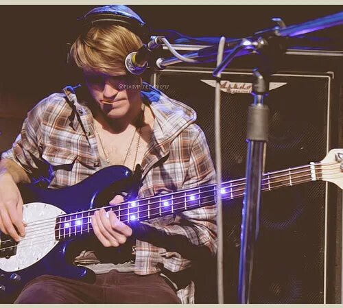 Dougie Payne гитарист. Балу с синим басом. Синебаса фото.