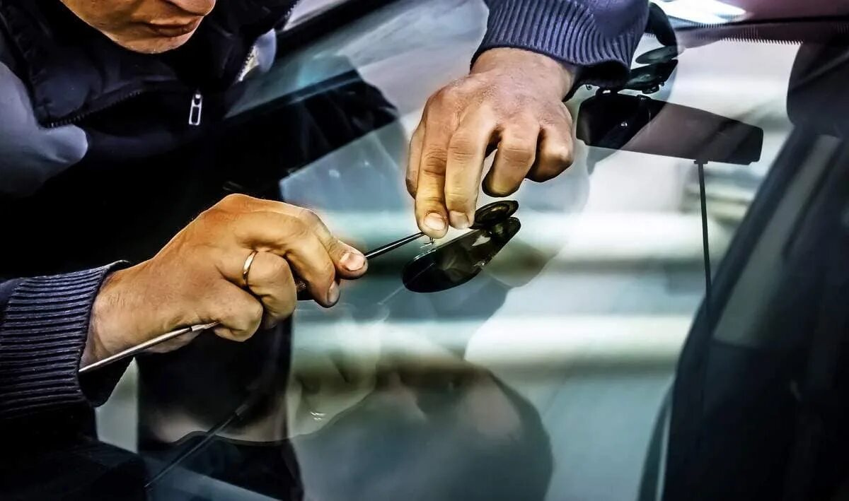 Скол на лобовом. Стекло после полировки. Скол на стекле авто. Ремонт автостекол. Ремонт сколов лобового спб.