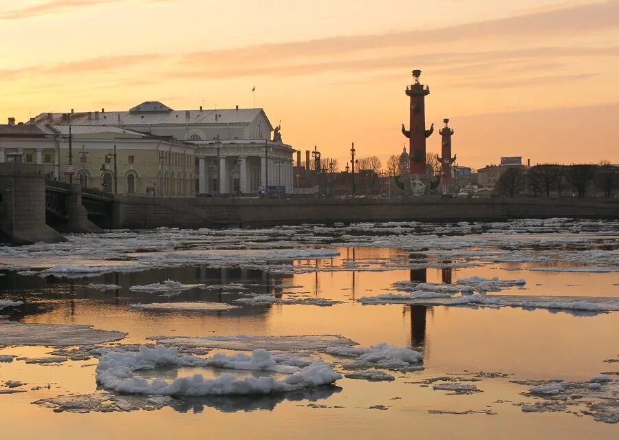 Ледоход на Неве Питер. Петропавловская крепость ледоход. Ледоход на неве