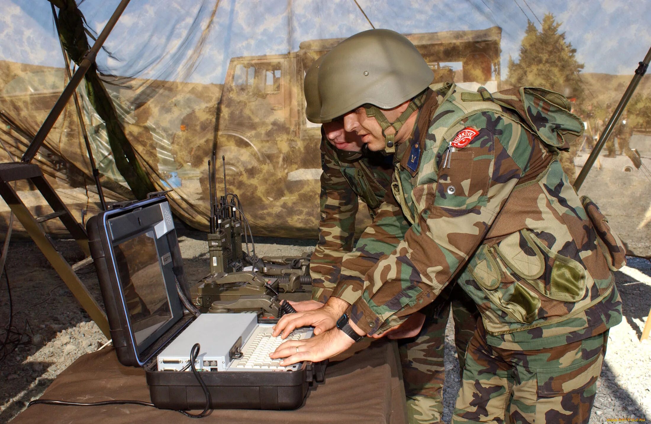 Soldiers radio. Военный компьютер. Компьютер в армии. Радиосвязь в военном деле. Военный Связист.