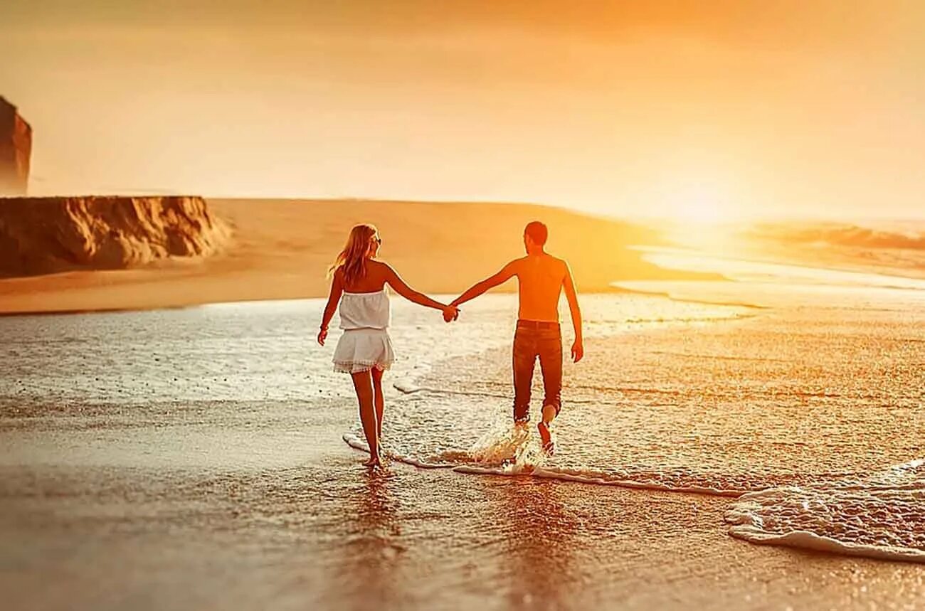 Сколько идет между нами лето. Влюбленные на берегу моря. Пара на пляже. Прогулка влюбленных по берегу моря. Мужчина и женщина идут по берегу моря.