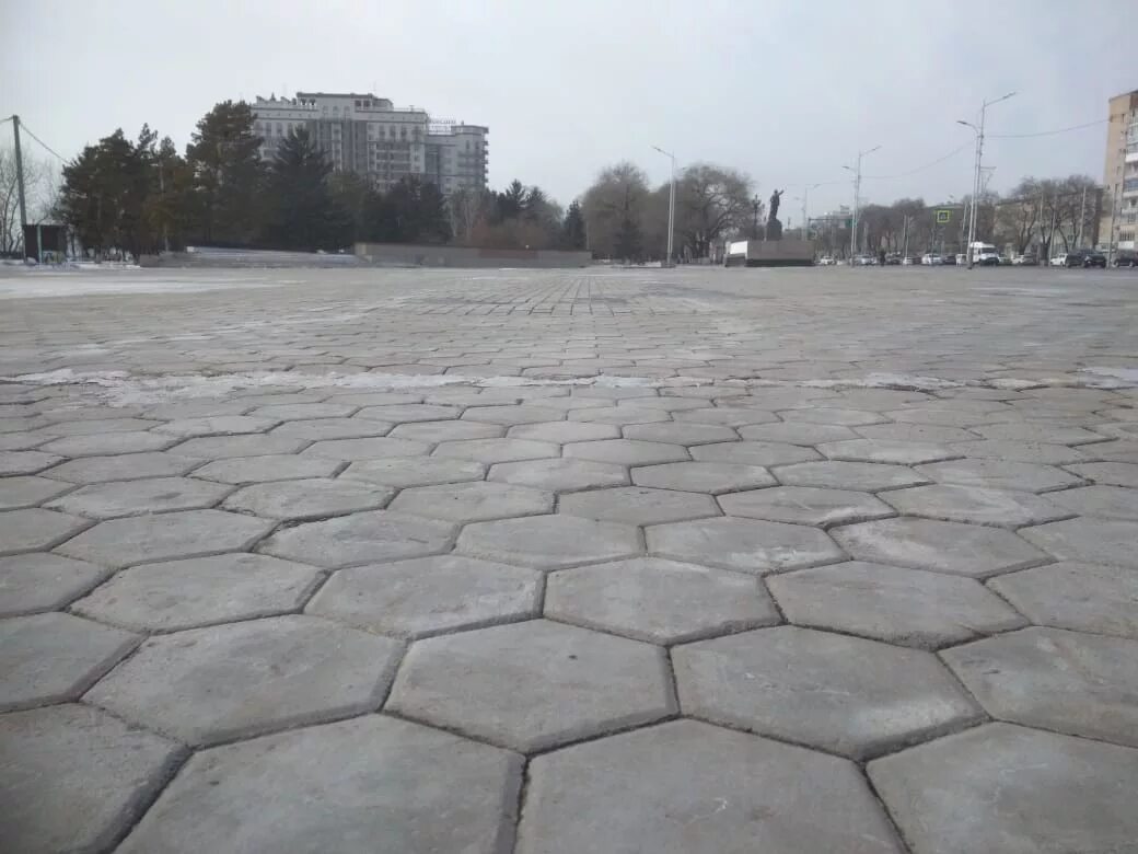 Плитка тротуарная 400х400х40 евро серая. Брусчатка "клевер краковский". Брусчатка тротуарная краковский клевер. Клевер краковский дорожки. Тротуарная плитка амурская область.