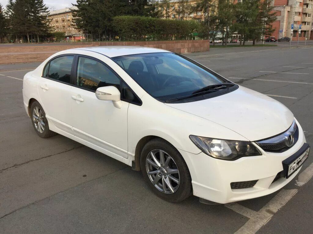 Купить хонду казань. Honda Civic 8 белая. Honda Civic 8 седан белый. Honda Civic 2011 белый. Хонда Цивик 2011 белый.