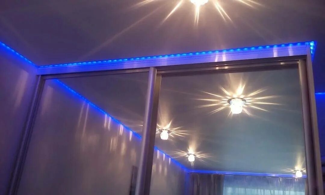 Купить потолки с подсветкой. Светодиодная лента снизу комнаты. Потолок с подсветкой. Диодная подсветка потолка. Подвесной потолок с подсветкой.