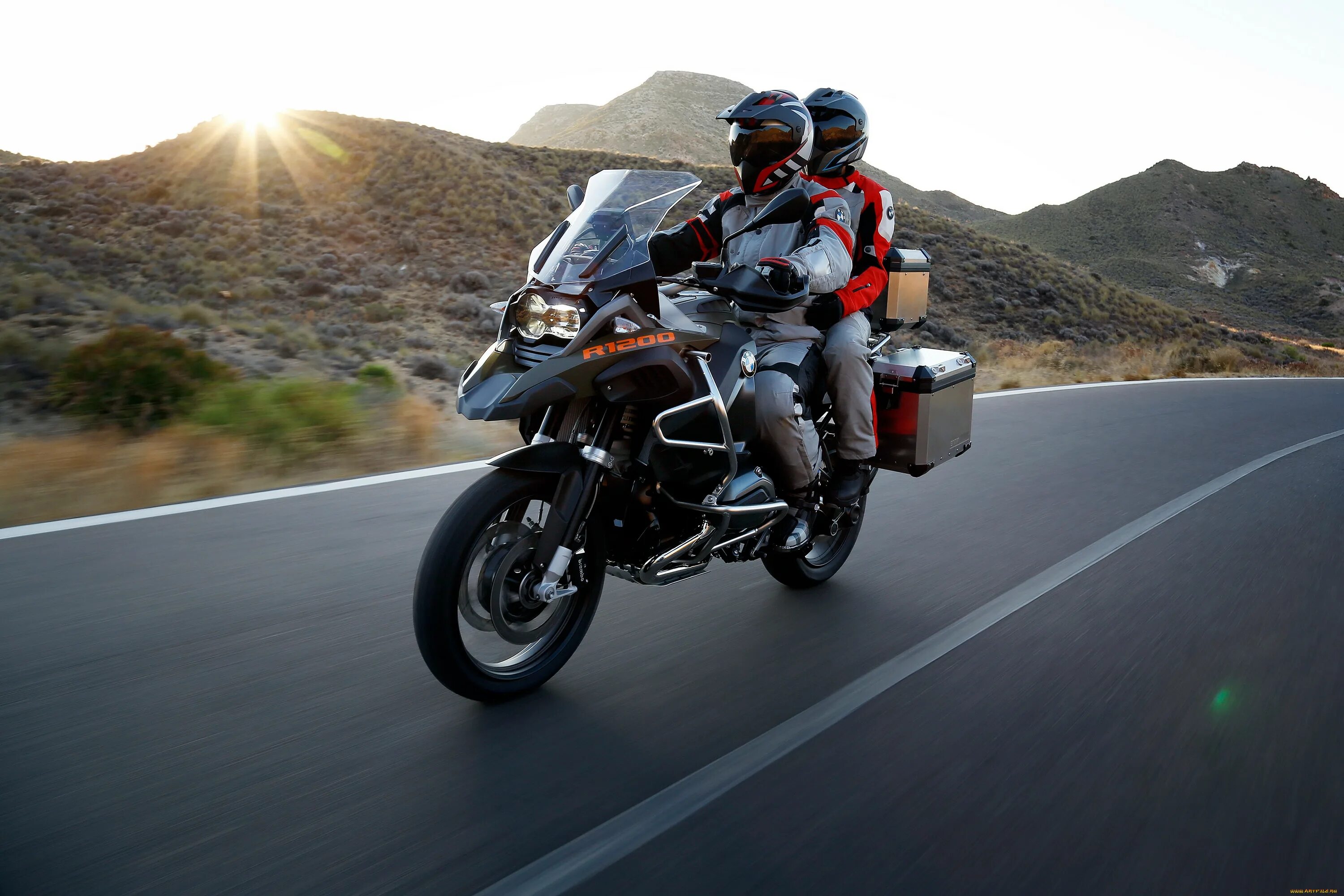 Bmw r1200r. Suzuki gsr 600 2009. Honda cb 600f 2012. Какой дорожный мотоцикл лучше. Мотоцикл сузуки триумф.