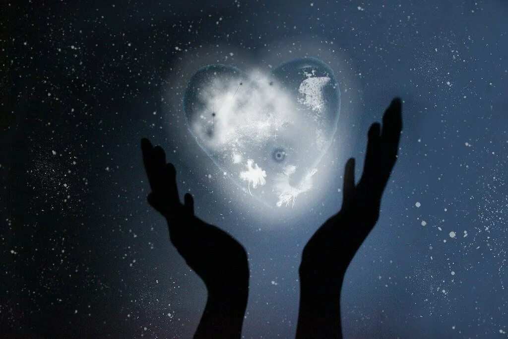 Сердце лови. Космос любовь. Сердце космос. Космос в руках. Влюбленные в космосе.