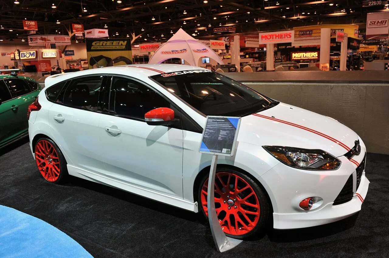 Год 3 тюнинг. Ford Focus 3 Hatchback Tuning. Ford 3 Focus хэтчбек белый Тюнин. Тюнингованный Форд фокус 3. Ford Focus 3 Hatchback Tuning белый.