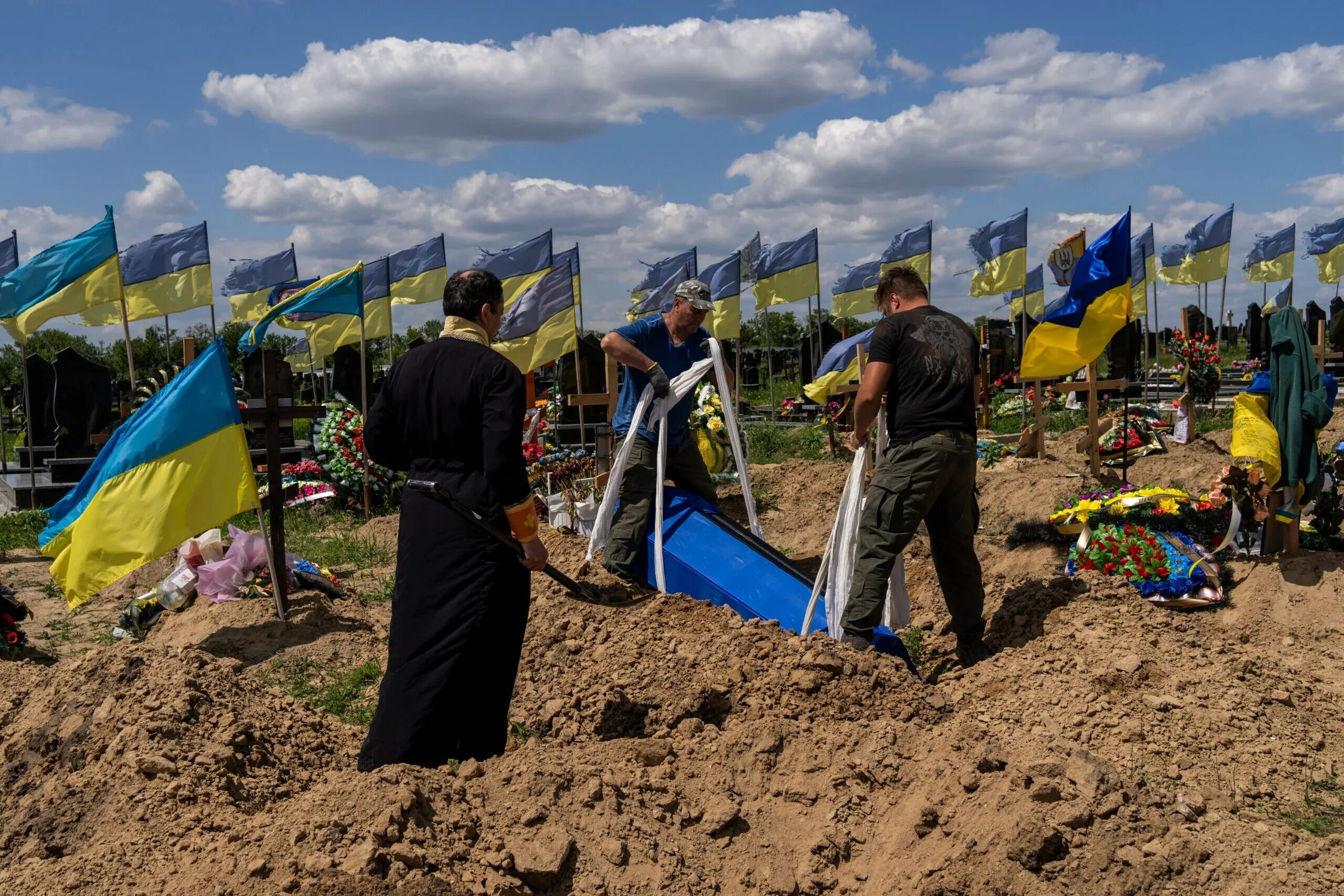 Сегодня у хохлов. Украина похороны солдат 2022. Кладбище на Украине с флагами. Украинское кладбище с флагами.