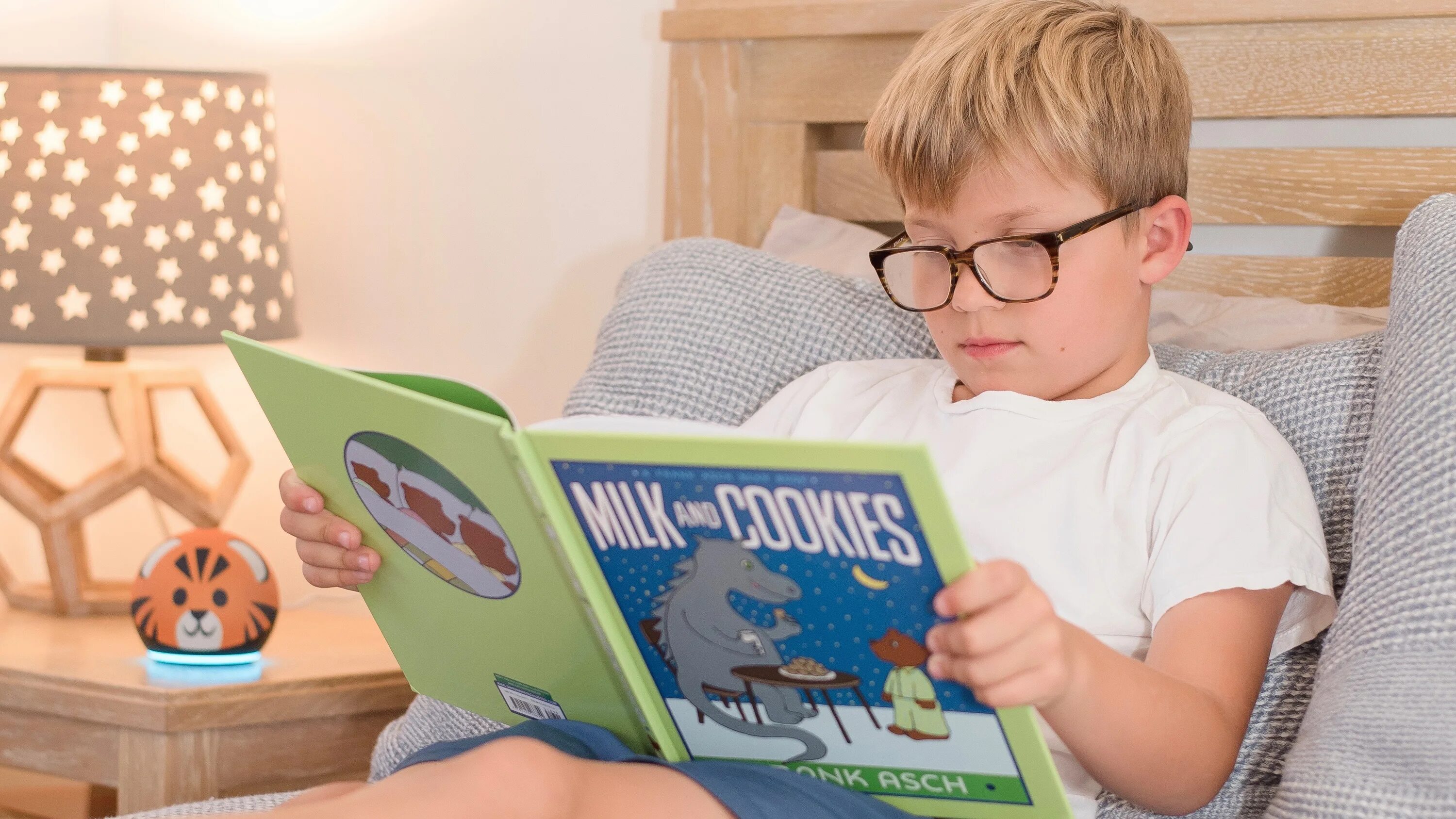 Amazon reading. Kids reading on their Stomachs.. Clever Kid reading book. New reading Amazon.