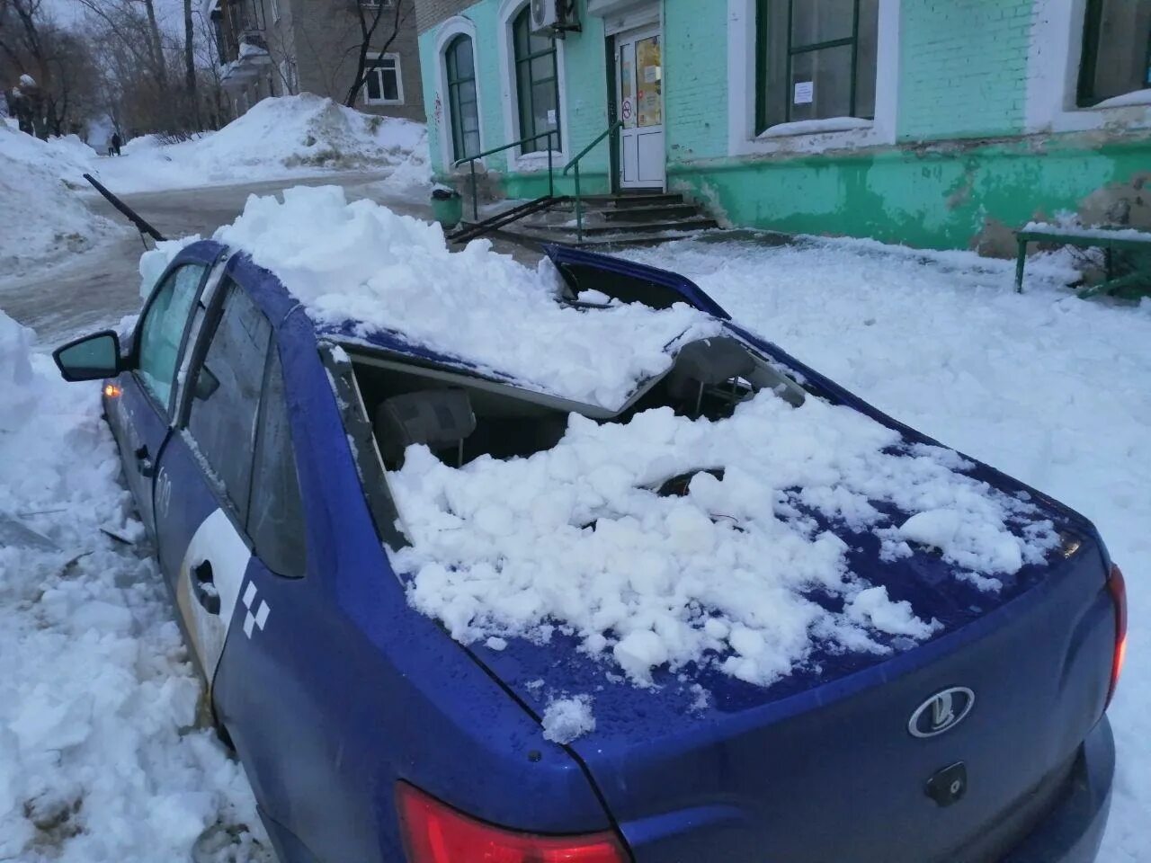 Будут снега на снега падать. Падающий снег. Машина в снегу. Снег на крыше. Снег на крыше машины.