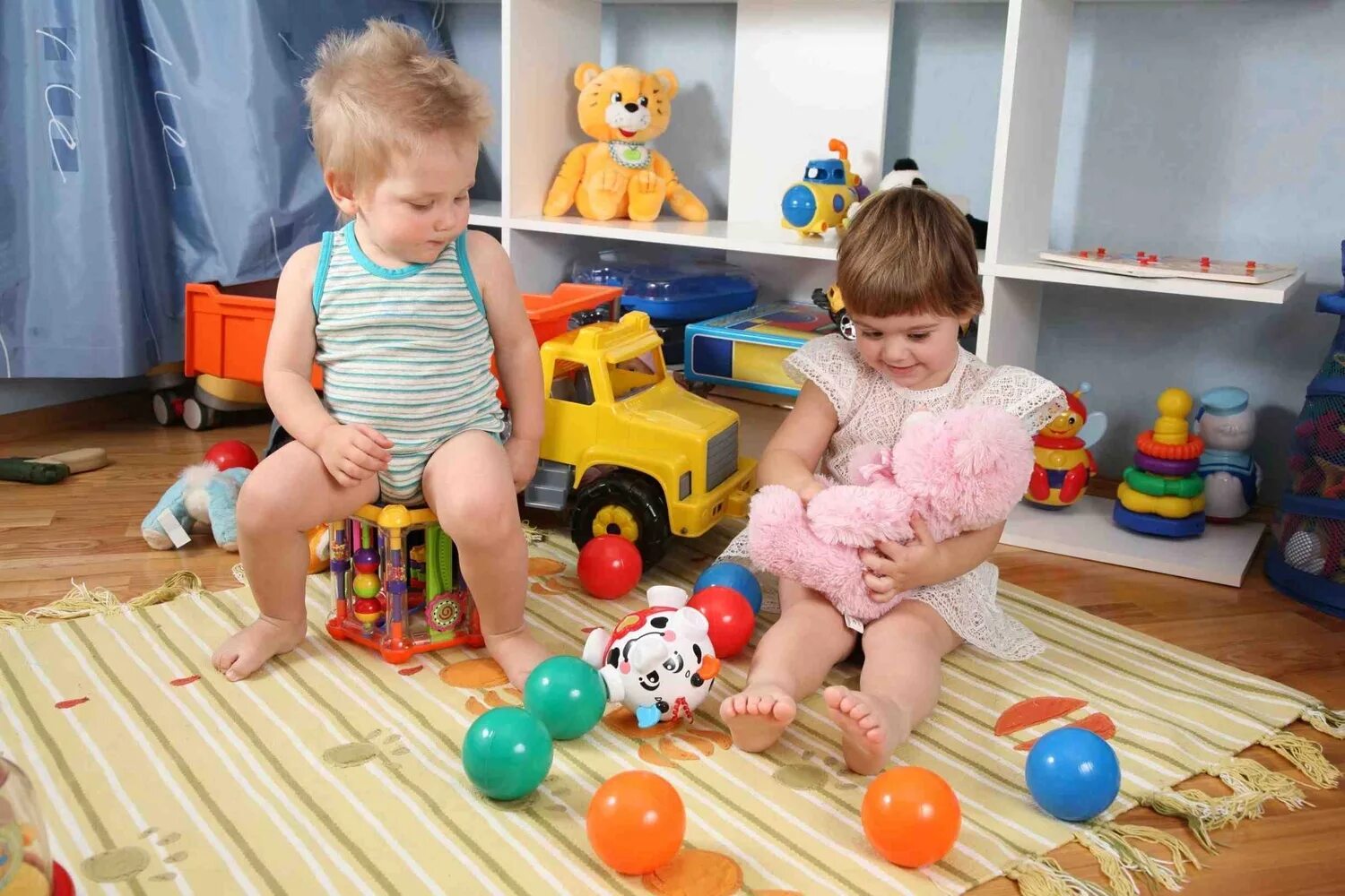 Девочка играет маленькими игрушками. Игрушки для малышей. Игрушки для детского сада. Игрушки для детей в садик. Игрушки для раннего возраста.