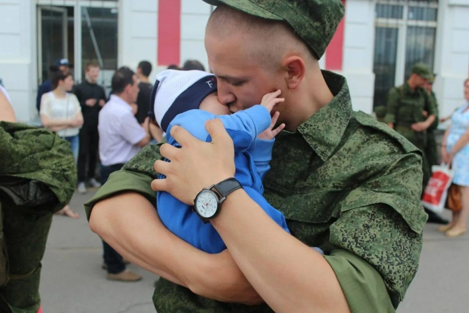 Единовременное военный семья. Дети военнослужащих. Военный с ребенком. Семья военнослужащего. Русский солдат с ребенком.