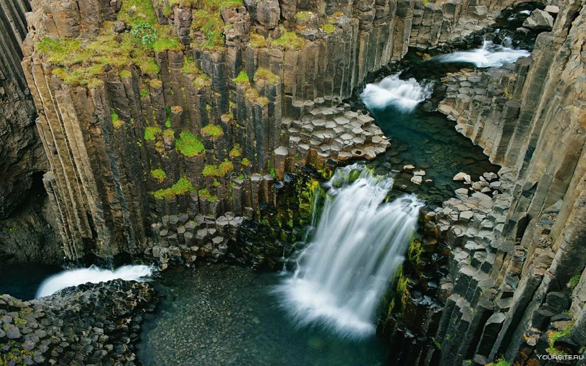 Водопад Литланесфосс. Литланесфосс Исландия. Водопад среди многоугольников, Исландия.