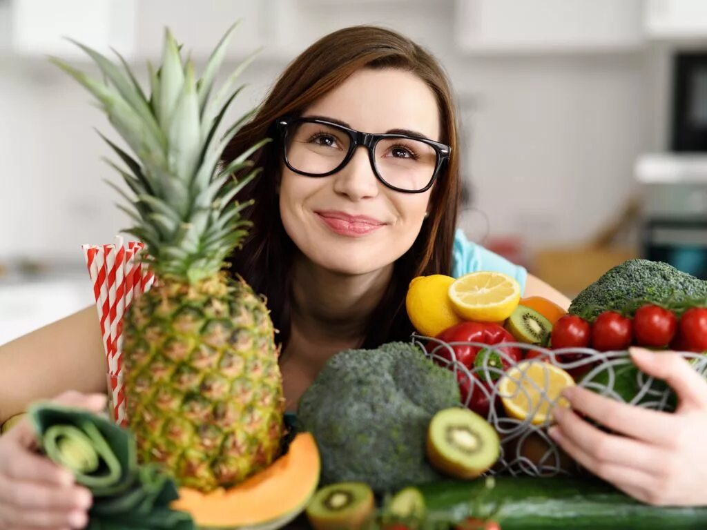 Fruit girl. Девушка с овощами и фруктами. Девушка с фруктами. Фотосессия с фруктами. Человек фрукт.