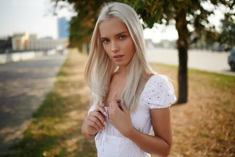 Красивую молодую блондинку видео