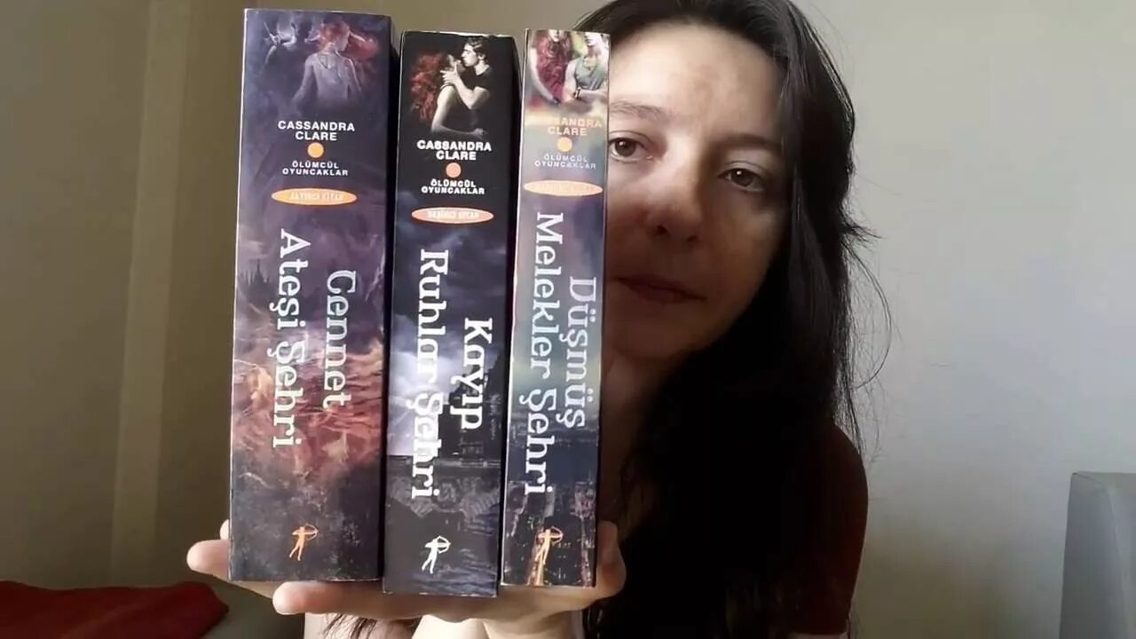 Кассандра клэр красные свитки. Древние проклятия кассандра клэр. древние проклятия кассандра клэр том 2. кассандра клэр древние проклятия том 3. древние проклятья 1 часть кассандра клэр.