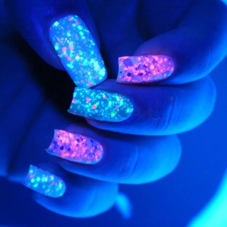 Дизайн ногтей светоотражающие. Elpaza Ice Cream палитра. Светящиеся ногти. Люминесцентные ногти. Голубые светящиеся ногти.