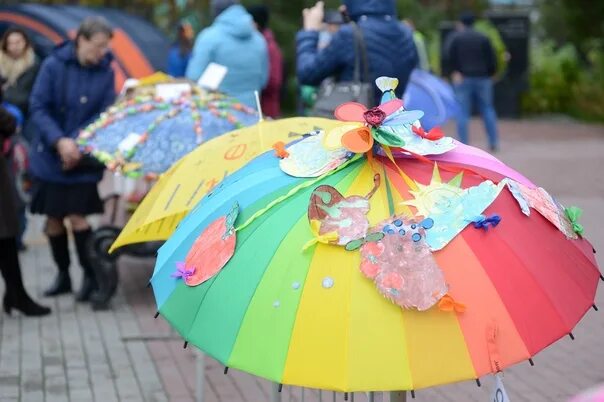 Украсить зонт. Украсить зонтик на конкурс. Декорирование зонтика. Украшение зонта для конкурса. Конкурс под названием