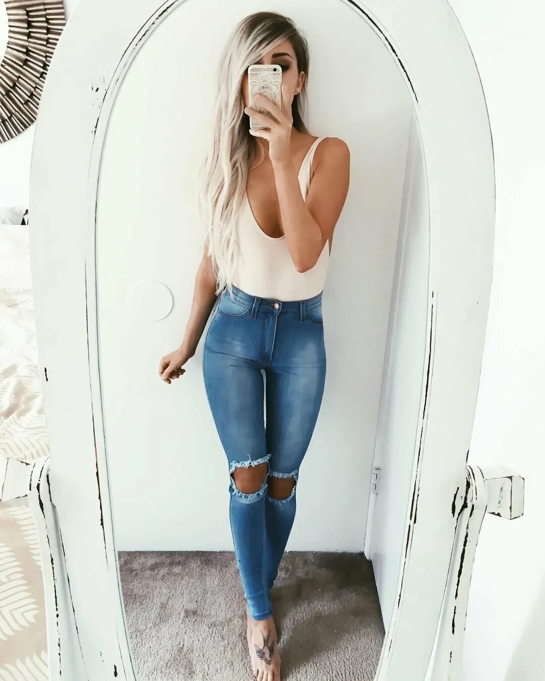 Blonde jeans. Красивые девушки в рваных джинсах. Девушка в светлых джинсах. Блондинка в рваных джинсах.