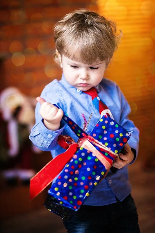 подарок сыну картинки. подарок малышу. подарок мальчику на 1 годик на день рождения. подарок мальчику. подарок сыну картинки.