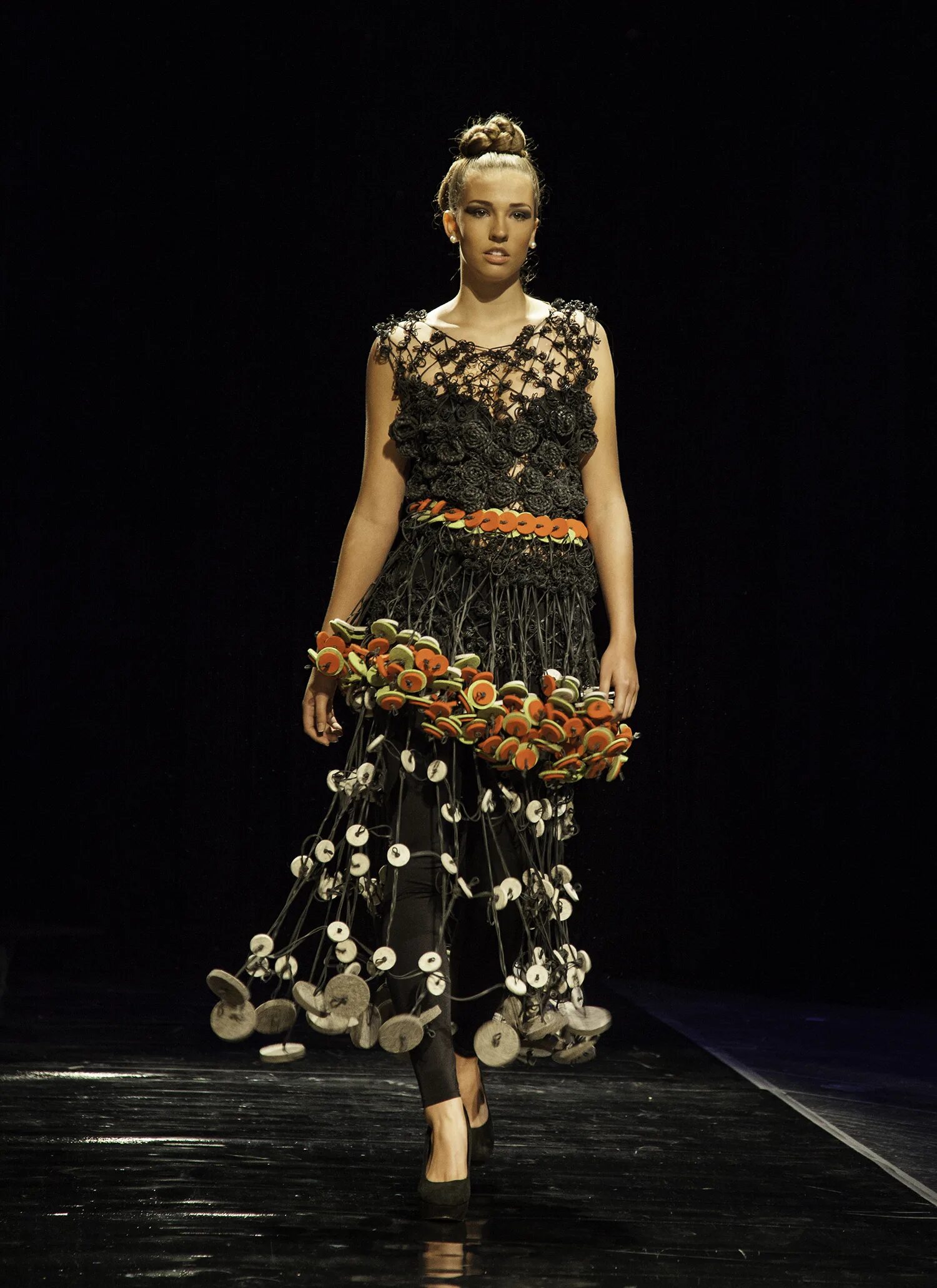 эскизы эдгара артиса. костюмы из необычных материалов. наряд из необычных материалов. эскизы из нетрадиционных материалов эдгар артис. необычная одежда из бумаги.