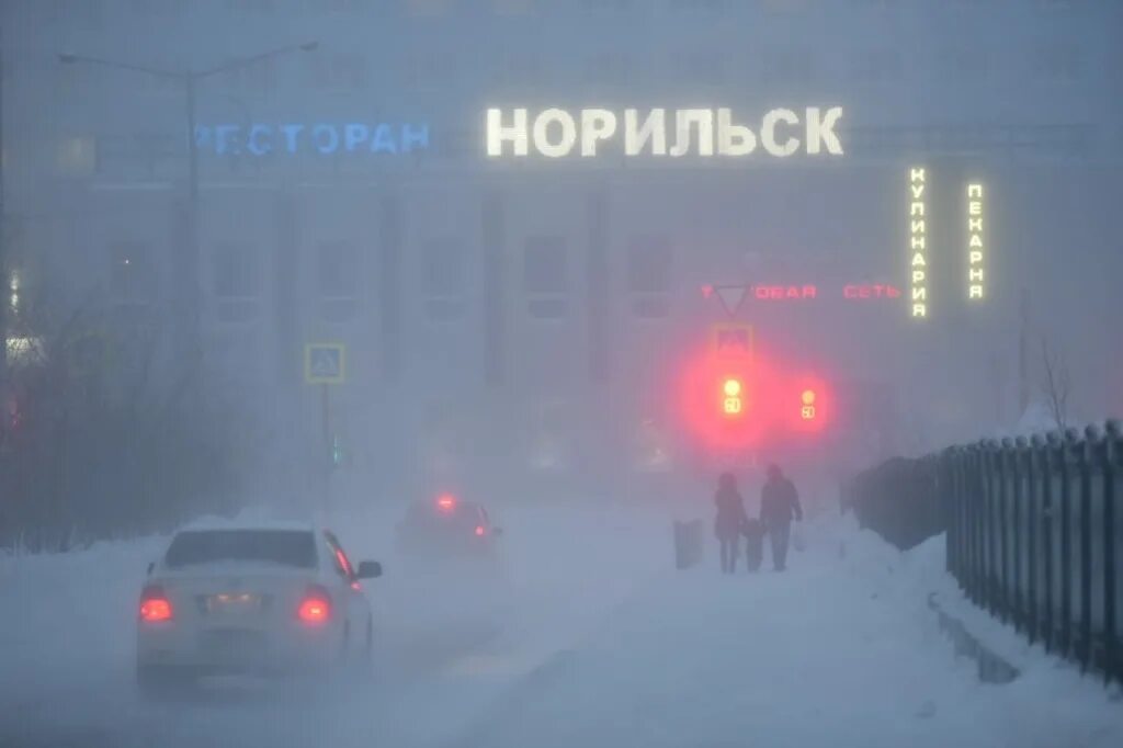 Bustime норильск. Норильск метель. норильск вьюга. норильск метель 2025. норильск ночью в метель.