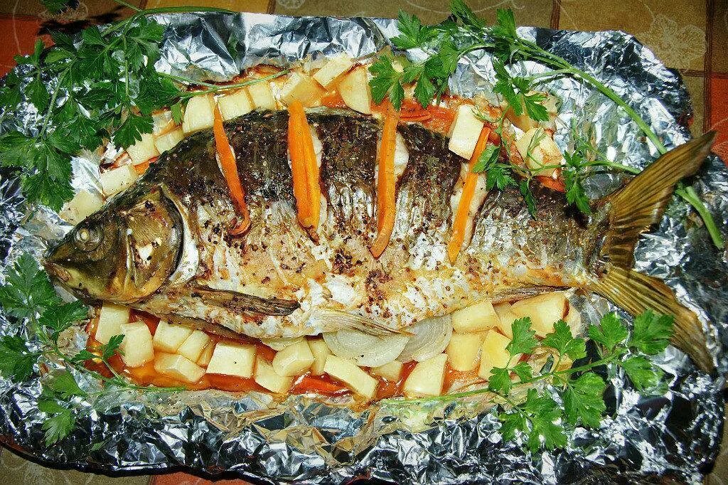 Простые рецепты рыбы с овощами. Карп Запеченыйв духовке. Рыба Карп в фольге. Запечённый Карп в духовке в фольге. Карп фаршированный запеченный в фольге.