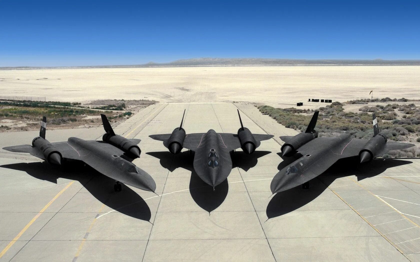 The sr. SR 71 Blackbird. Локхид SR-71 Blackbird. Lockheed SR-71 Blackbird самолёты-разведчики. Черный Дрозд самолет SR 71.