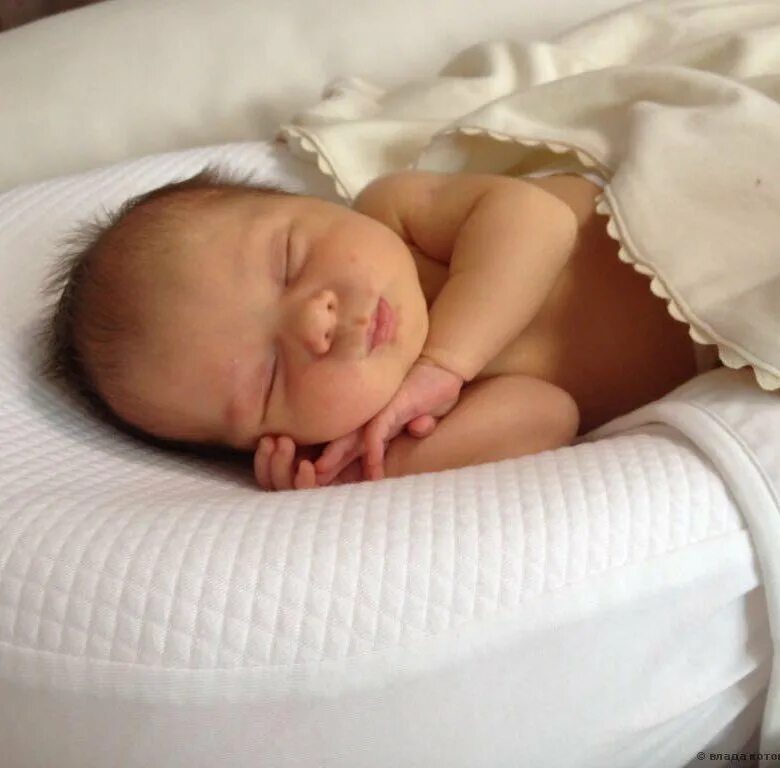 Кроватка для новорожденного. Спящий младенец. Новорождённый ребёнок в краватре. Малыш в кроватке. Можно новорожденным спать на боку