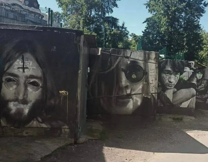 граффити виктора цоя в санкт петербурге испортили. вандалы испортили стену цоя. фанатка цоя живет в туалете. стена цоя закрасили. граффити цоя в омске.