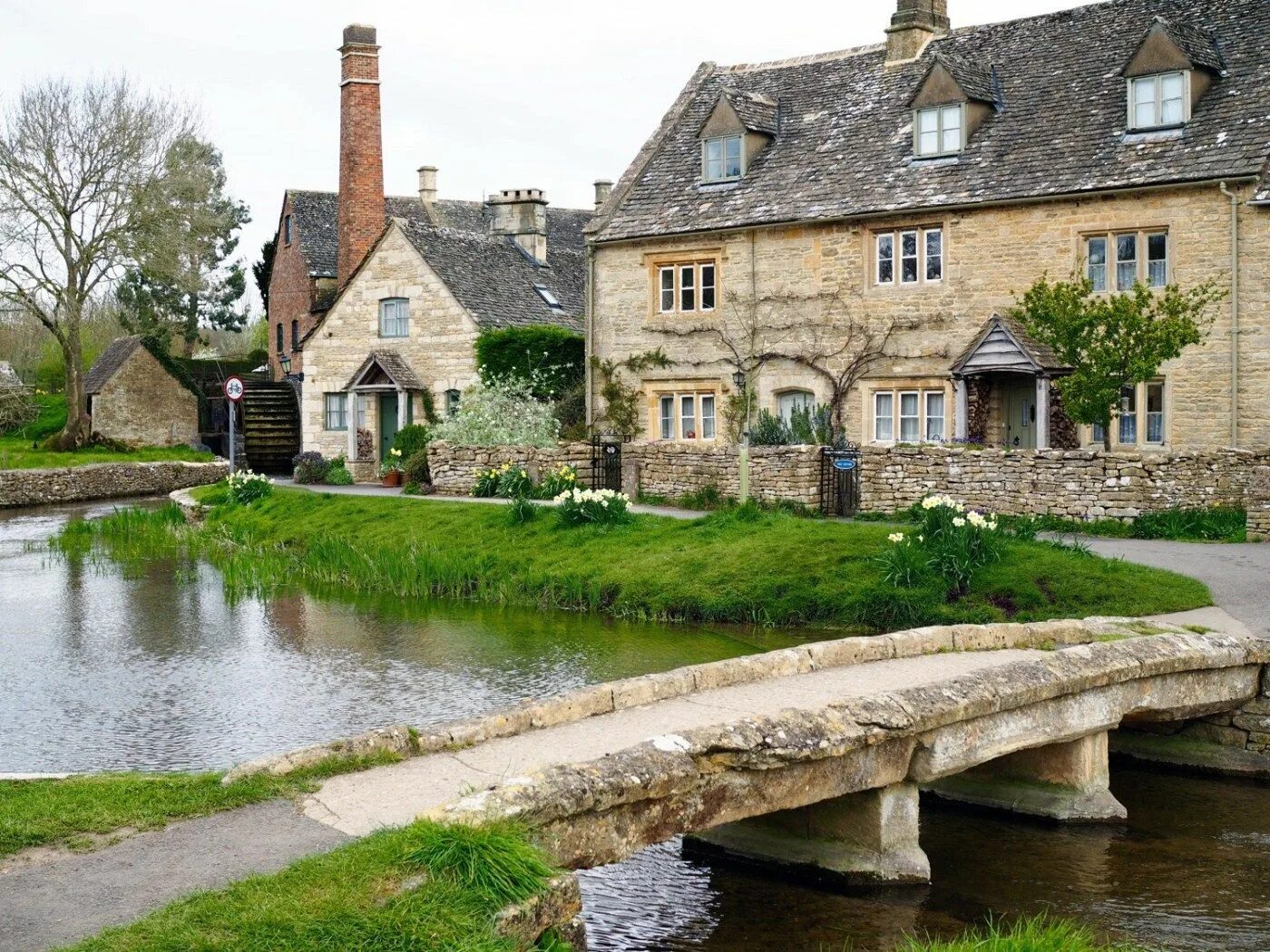 Villages england. Котсволдс Англия деревня. Район Котсуолд (графство Глостершир). Котсуолд Хилс Англия. Юг Англии Котсуолдс.