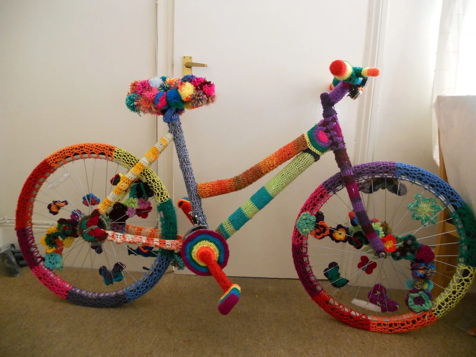 Поделка мой друг велосипед. Поделка велосипед. Обвязанные велосипеды. Украсить велосипед. Велосипед поделка своими руками.