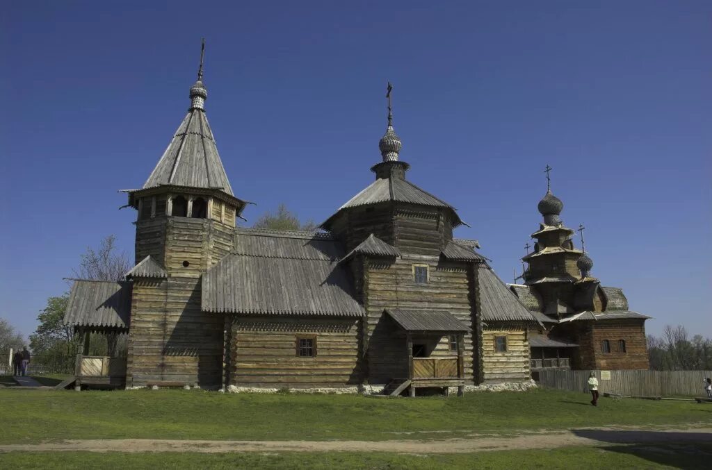 Памятники 12 века на руси. Музей деревянного зодчества в Суздале. Музей деревянного зодчества в Суздале ворота. Древнерусское зодчество Суздаль. Деревянное зодчество Киевской Руси.