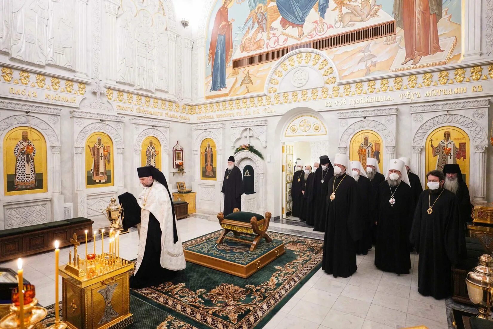 Патриарх кирилл на заседании собора 25 октября 2022 года. Православный архиепископ. Патриарх кирилл в скиту. Святейшего патриарха московского и всея руси. Синод рпц сегодня 2023.