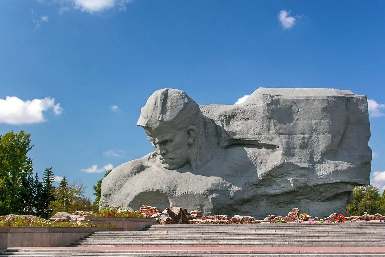 Фото городов героев великой отечественной. Брест мемориальный комплекс. Монумент "крепость-герой", Брест.. Брестская крепость мемориальный комплекс. Мемориал Брестская крепость-герой.