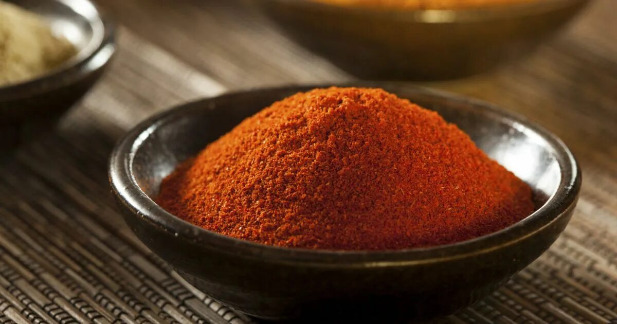 экстракт сафлора краситель. шафран порошок. специи на белом фоне. куркума специя. куркума крупа.