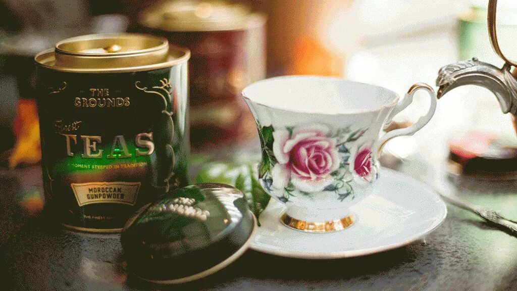 Время чая купить. Английский чай. Наливает чай. Чашка английского чая ретро. Time for Tea чай.