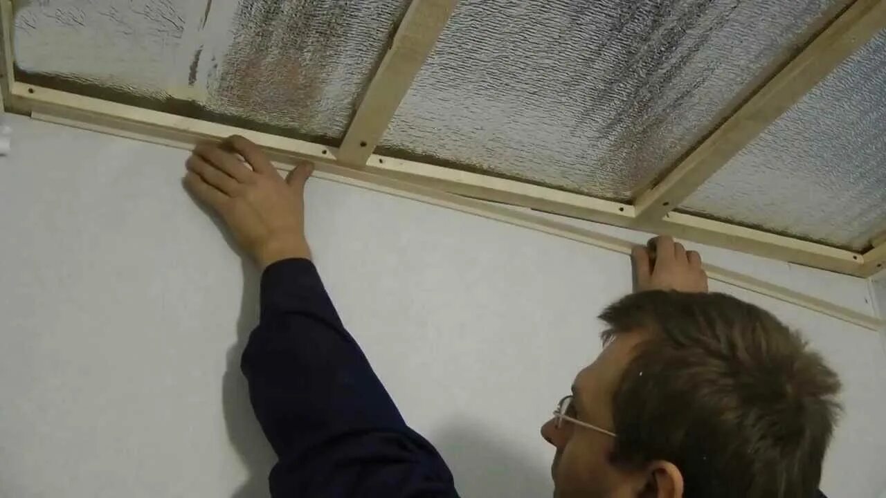 Монтаж ПВХ панелей на потолок. Крепление панелей ПВХ на потолок. Монтаж пластиковых панелей на потолок. Монтаж потолка из пластиковых панелей. Панели пвх своими руками на стену