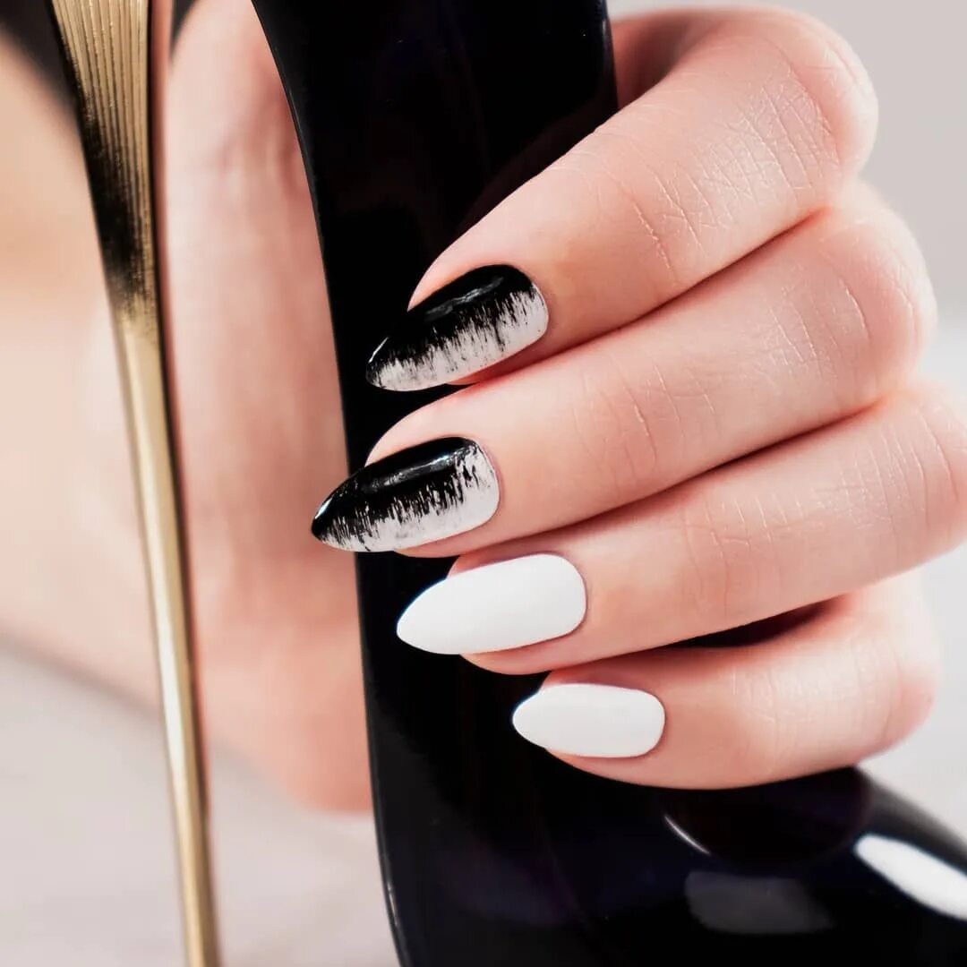 Маникюр черный ссбелым. Черный маникюр. Маникюр в черно белых тонах. Ногти черно белые. Маникюр в черно белых тонах.