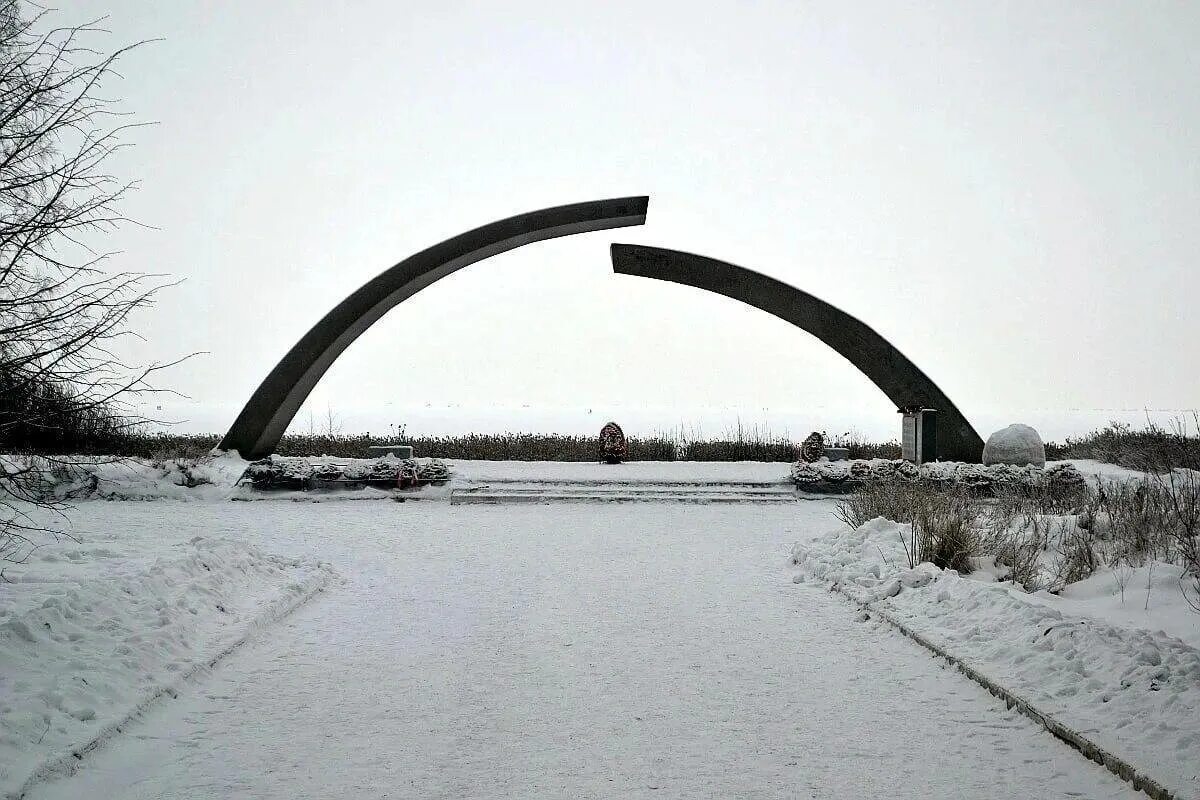 Разрыв кольца. Памятник разорванное кольцо блокады Ленинграда. Памятник прорыва блокады Ленинграда разорванное кольцо. Ладога разорванное кольцо. Разорванное кольцо Ладожское озеро.